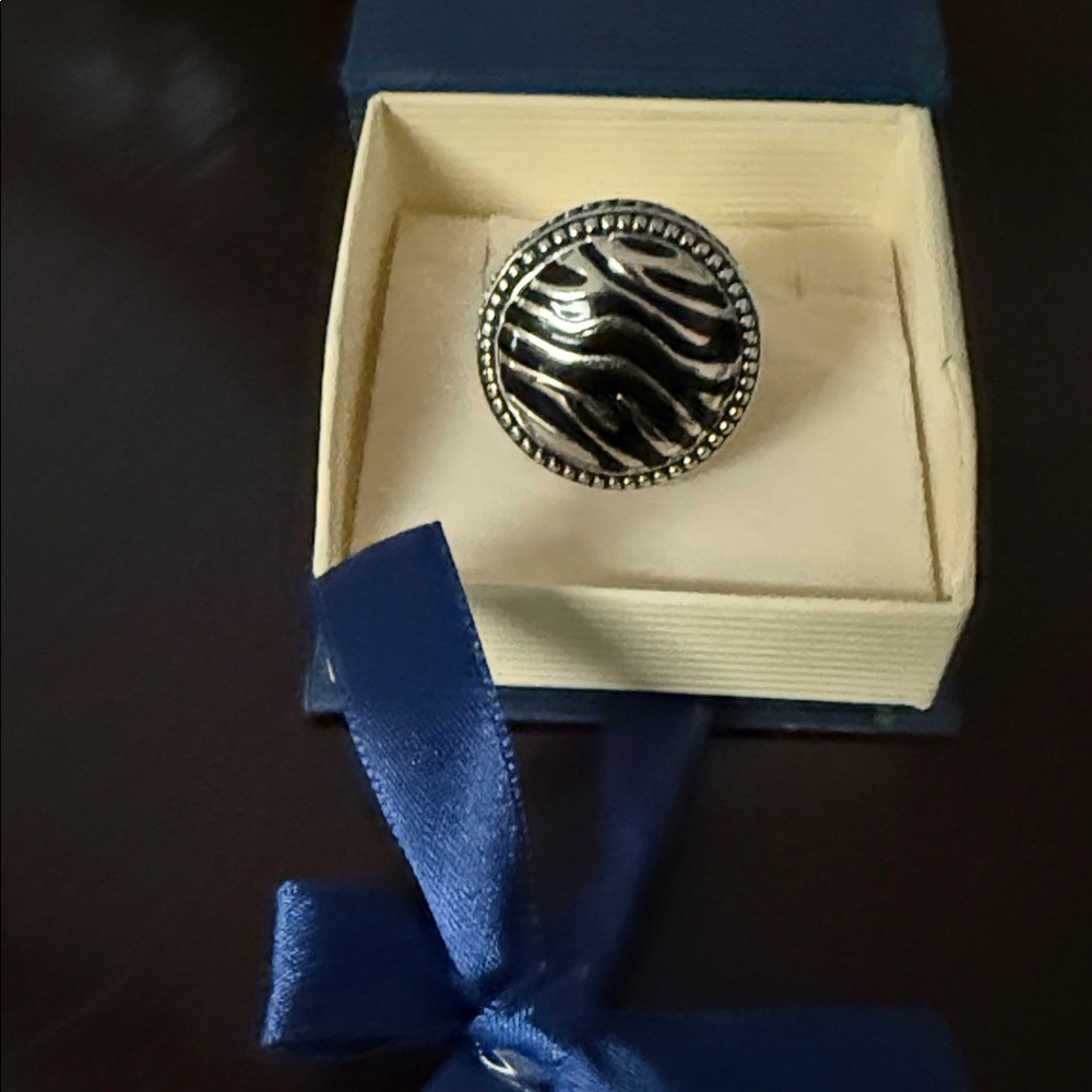 Lia Sophia Silver Round Zebra Patterned Ring size 8 - Picture 2 of 4